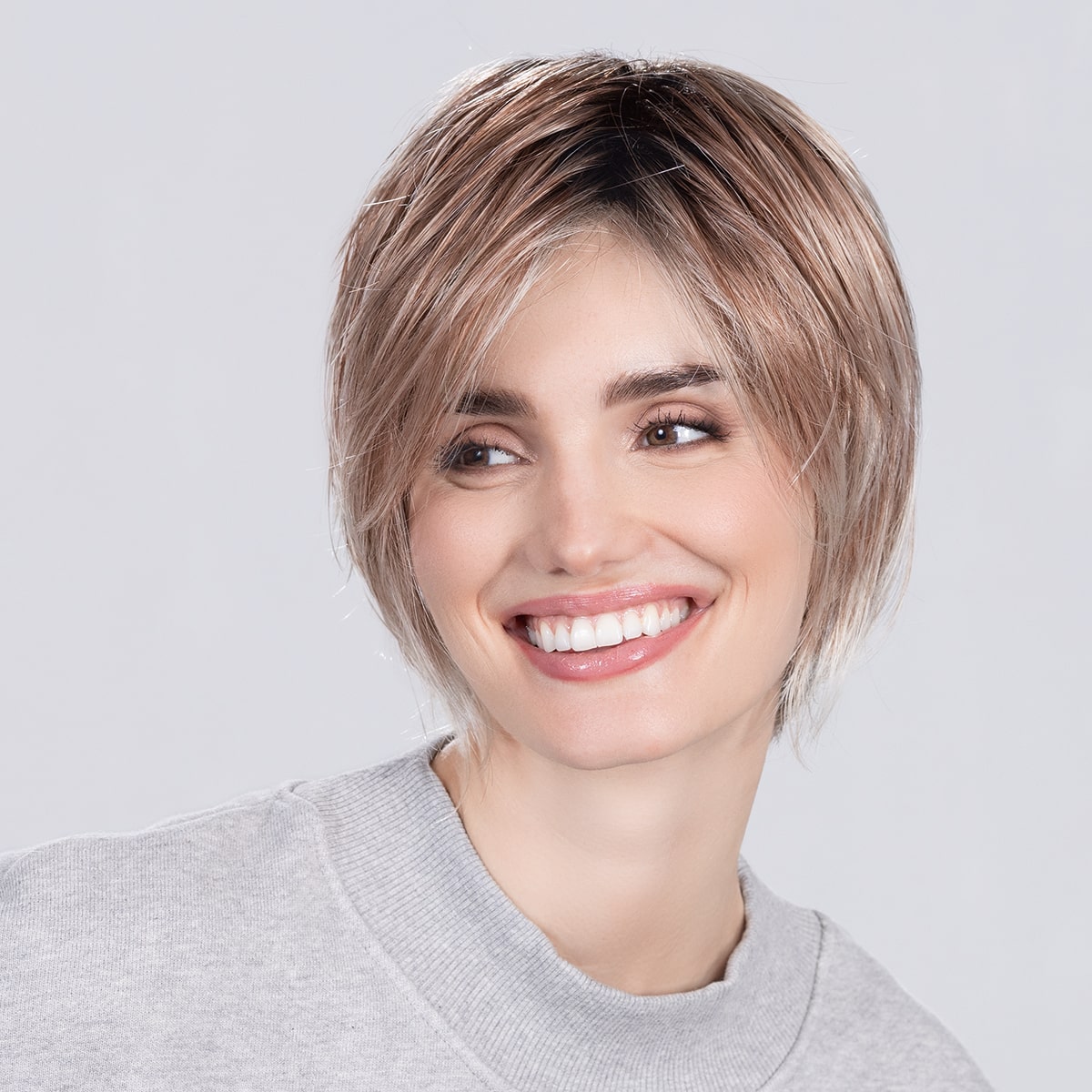 Front view of Echo Wig by Ellen Wille – long, layered synthetic wig with soft waves in Sand Multi Rooted.