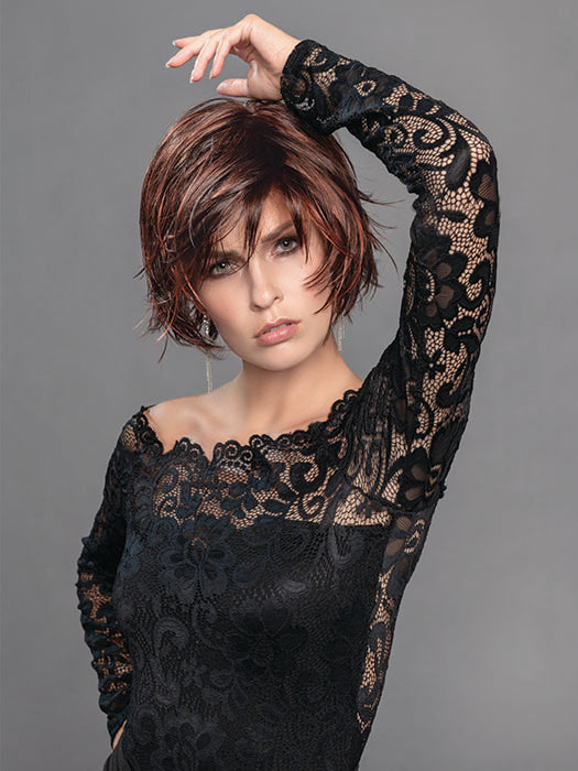 Front view of Echo Wig by Ellen Wille – long, layered synthetic wig with soft waves in Hot Chilli Mix.