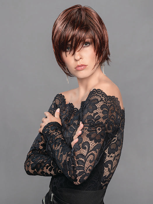 Front view of Echo Wig by Ellen Wille – long, layered synthetic wig with soft waves in Hot Chilli Mix.