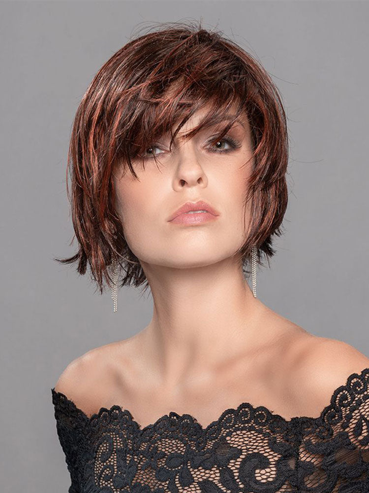 Front view of Echo Wig by Ellen Wille – long, layered synthetic wig with soft waves in Hot Chilli Mix.