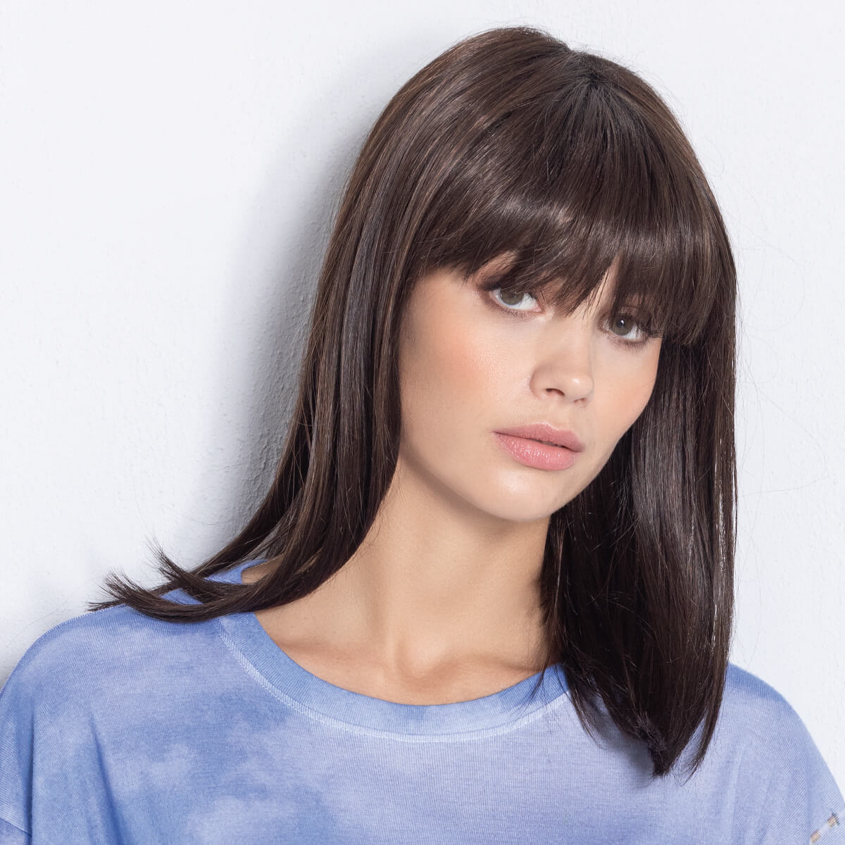 Jacky wig by Ellen Wille in Dark Chocolate Rooted – shoulder-length style with blunt fringe, heat-friendly for versatility.