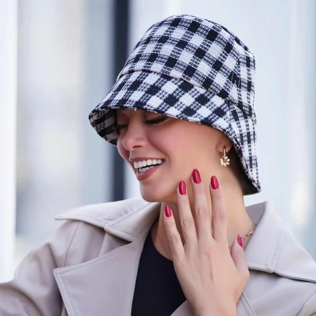 Olivia Hat by Masumi features soft bamboo lining and wool exterior. Classico Black and White.